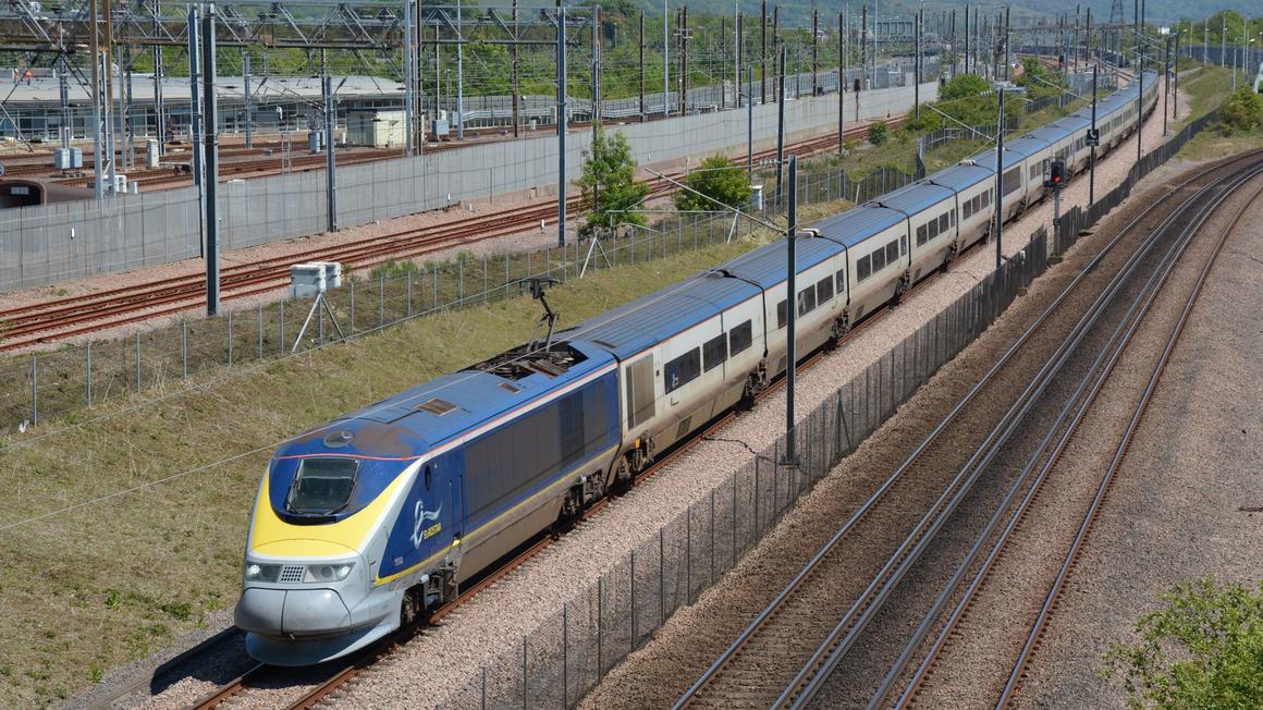 L’Eurostar n’est pas un TGV comme les autres 🚄 : ses rames frôlent les 400 m, soit près de 4 terrains de foot ! Mais pourquoi un train si long ? 
Mini thread explicatif 🧵