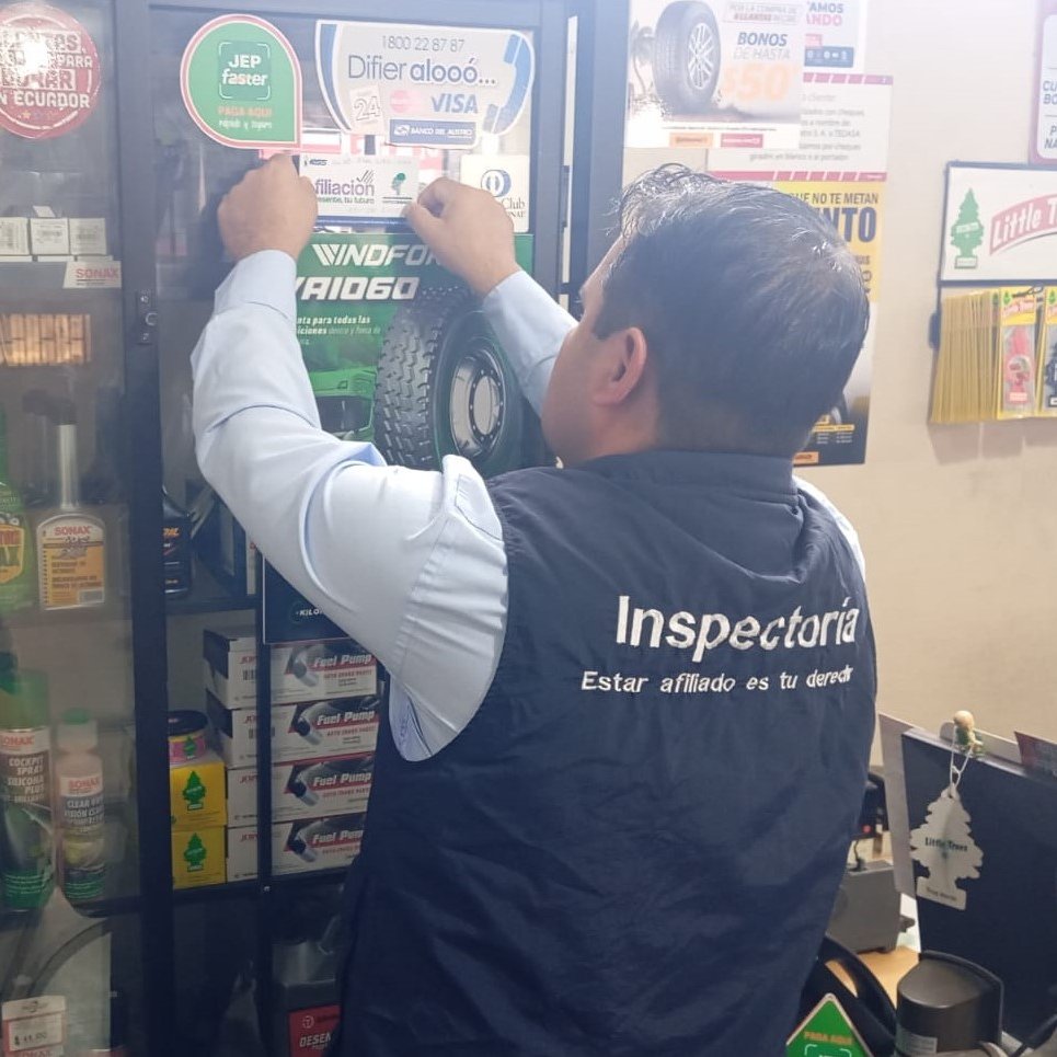 IESSZamora's tweet photo. ¡La seguridad social es tu derecho! 💪🏻

Realizamos #InspectoríasIESS a establecimientos comerciales del cantón Zamora para:

✅ Verificar cumplimiento de obligaciones patronales
✅ Asegurar la afiliación de los trabajadores

¡Intensificamos el control para proteger tus derechos! https://t.co/j8idZJP5M4