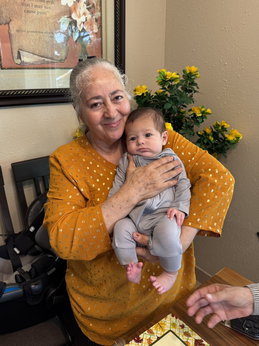 Tener tu primer bisnieto en tus brazos es lo mas maravilloso del mundo. 
Qué mas podríamos pedir a Dios?
Somos grandemente bendecidos. 
<a href="/RMendizabalMP/">Rosario Mendizabal</a>