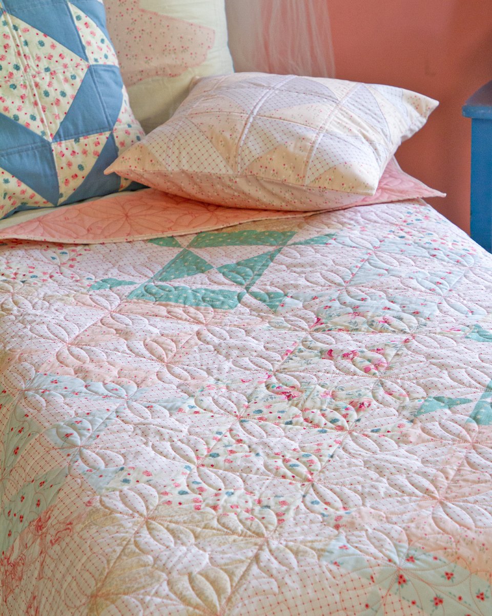 We’re in our Romantic era over here! We’re crushing on Romantica, the shabby-chic mini collection from ‘The Cur8tor’. 

Faceted quilt pattern in The Cur8tor Lookbook: bit.ly/47nTRa5