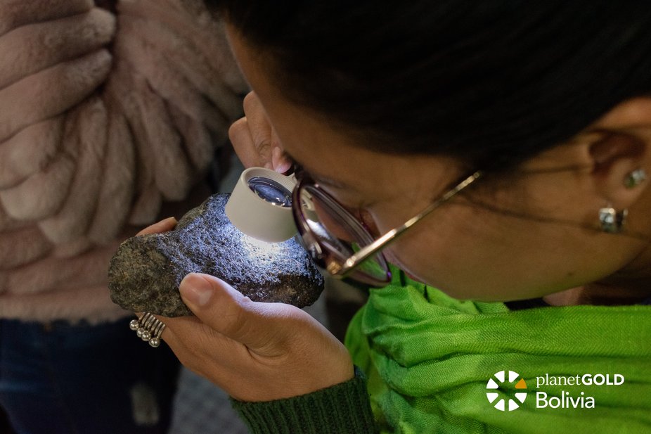 UNIDO_Bolivia's tweet photo. Con el apoyo de la ONUDI, PlanetGOLD Bolivia y SERGEOMIN capacitaron en Geología Minera Aplicada, enfocándose en depósitos orogénicos de oro. Expertos compartieron conocimientos para fortalecer una minería responsable e innovadora en Bolivia.  #MineríaSostenible https://t.co/6mzskuV3EE