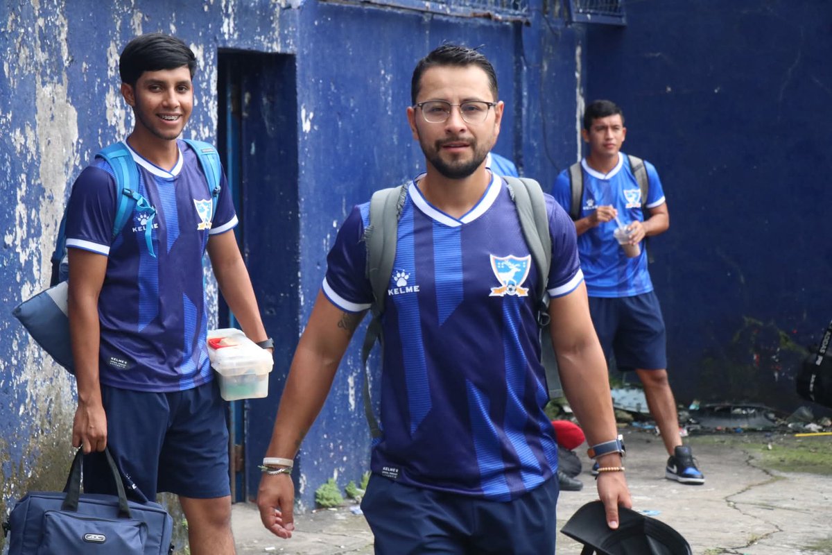 El CSD Suchitepéquez viaja con ilusión y compromiso para enfrentar a Chichicasteco FC.
Nuestros jugadores están preparados para darlo todo en la cancha.
Cada partido es una nueva oportunidad para demostrar nuestra pasión por el fútbol.
Partido miércoles a las 15:00 horas.