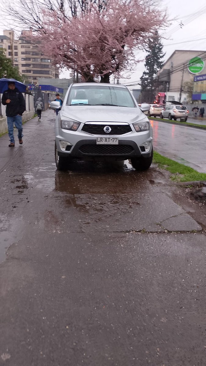 NUEVAMENTE ÉSTE EMPLEADUCHO MUNICIPAL USANDO LA VEREDA CÓMO ESTACIONAMIENTO
QUE PASA ROBERTO NEIRA ALCALDE❓
LOS SUBALTERNOS HACEN LO QUE LES DA LA GANA❓
#Temuco 
<a href="/municipiotemuco/">Municipalidad Temuco</a> 
BASTA DE ABUSOS Y PERJUDICAR A LOS PEATONES MENOS UN DÍA DE LLUVIA
