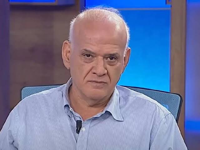 Ahmet Çakar: "Bizler, sanatçılar, futbolcular, birçok siyasetçiler dahil, bizleri adam falan zannetmeyin.

Biz normal sade vatandaştan çok daha y•vşağız, çok daha sahtekarız, çok daha tribünlere oynuyoruz."