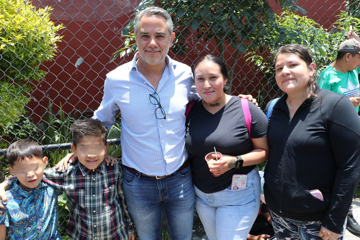PabloDeCevallos's tweet photo. ¡Gracias, vecinas y vecinos de La Mancha III!
Fue un gusto compartir la jornada “Contigo a Clases” y ver tantas sonrisas. 🙌📚
Agradezco también el gran apoyo de las y los médicos de @SaludEdomex
#PFContigo #CumpliendoCompromisos #Naucalpan #DistritoXVII https://t.co/fAJXHJkvXu