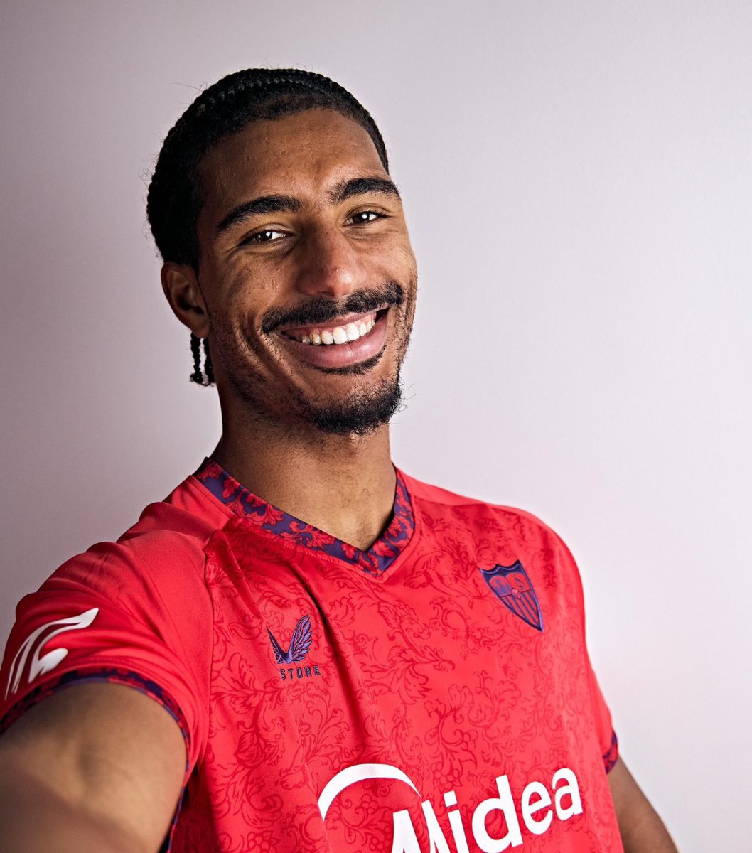 FranCamposv90's tweet photo. Ahora que el traspaso de Loic Badé al Leverkusen es un hecho, (mi información va en la línea de @FabrizioRomano, más de 30 mill con variables) no se va un cualquiera.

Llegó un francés tímido, y se marcha un líder.

Le vi de cerca ganar prácticamente solo el último derbi de Navas en el Pizjuán. Mordía. Celebraba cada corte de balón como un gol, yendo por cada pelota como si fuera la última, y celebrando como un sevillista más. Se integró tanto en la ciudad y el club, que cuando la institución se hundía sin frenos, y otros hubieran salido corriendo ante cualquier oferta, se negó a marcharse salvo que llegara algo desorbitado. 

Siempre atento con los que más lo necesitaban. Siempre una sonrisa para los que le pedían un mensaje de ánimo o fuerza para los momentos complicados. Sin ir más lejos, fui testigo la semana pasada en la Ciudad Deportiva de cómo le pedían un video saludando a una persona que lucha contra el cáncer, y le faltó tiempo para hacerlo, además de pedir al club que le cargaran una camiseta a su nombre y se la enviaran a la persona en cuestión.

Hoy hace las maletas después de despedirse entre lágrimas de sus compañeros en el entrenamiento. Probablemente no sea Diego Carlos ni Koundé, pero creo que el @SevillaFC pierde un gran central y un baluarte en este equipo. Deja dinero para su reposición. 
A ver cómo se emplea…