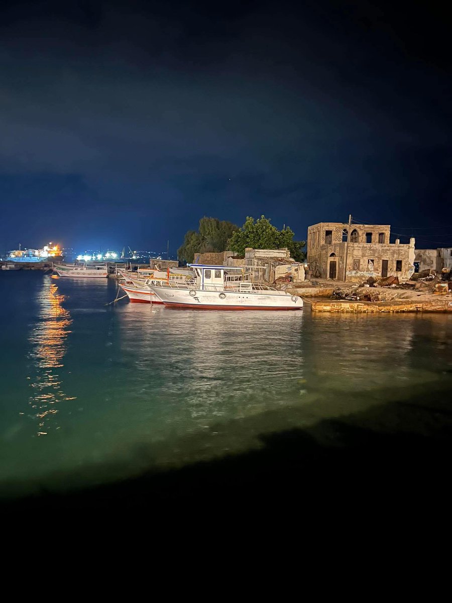 أحياناً نتمنى أن تكون احلامناً حقيقة...
واحياناً نتمنى لْـو كأنت حقيقتنا حلماً ....