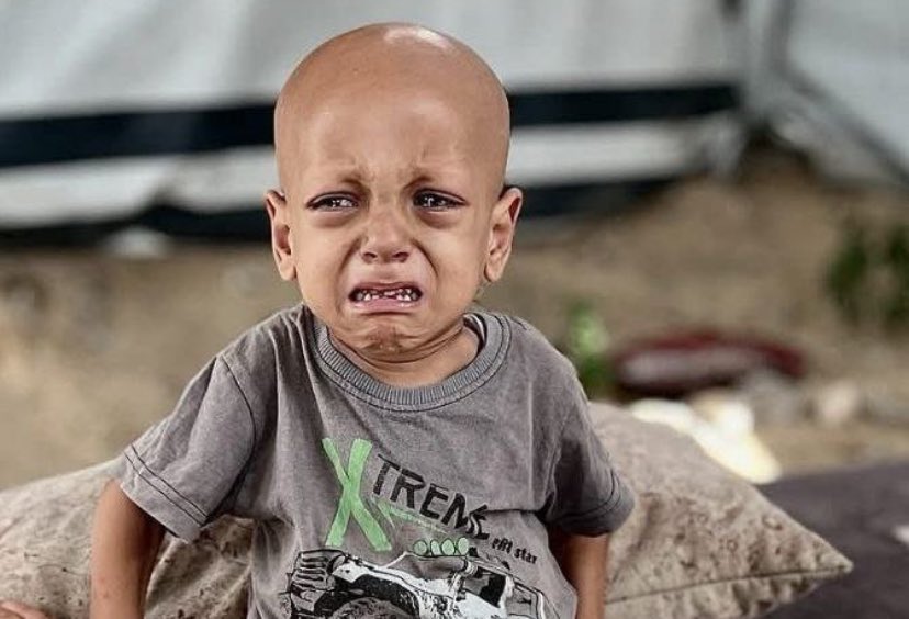 الطفل اللي صرخ قبل فترة وقال جوعان… اليوم استشهد في غزة. 
صوت وجوع ودم طفل ما قدر يهز ضمير العالم، كأن الإنسانية ماتت قبله💔