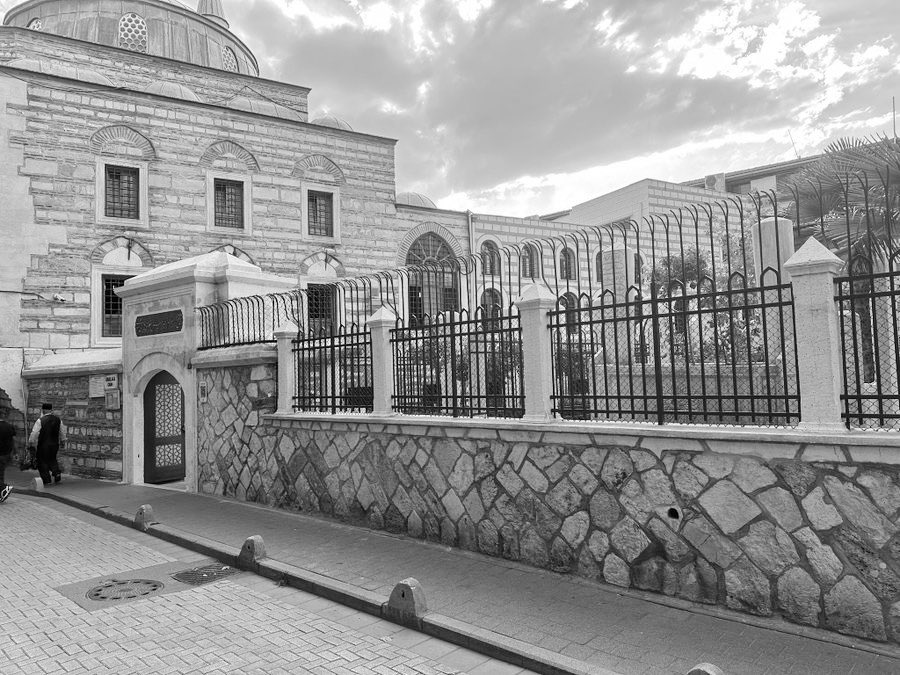 Hak batıla galip geldiğinde, samimiyet nifak illetini bertaraf ettiğinde, ak’ın kara, kara’nın ak olduğu tam manasıyla öğrenildiğinde, sâfî olan yolumuzun bir takım odaklar tarafından tahrifi bir vartaya vardığında yolun aslına dönüş için kavuşacağız güzel tekkem!