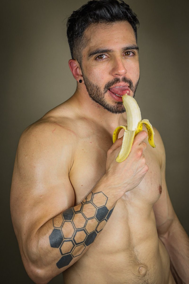 carlosmbosch4's tweet photo. 🍌 

📸 de werovaquero para la revista hombretestarudo 

#banana #platano #photoshoot https://t.co/qAxd4K35zw