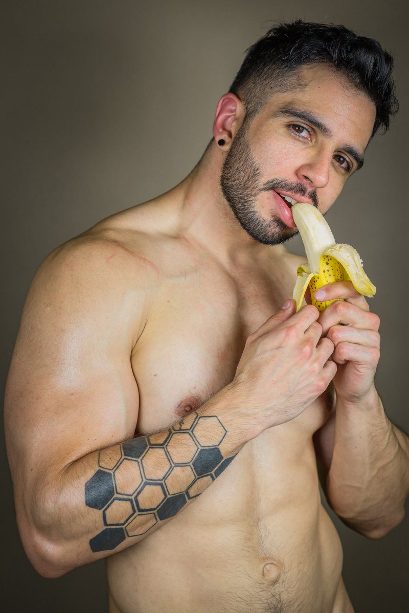 carlosmbosch4's tweet photo. 🍌 

📸 de werovaquero para la revista hombretestarudo 

#banana #platano #photoshoot https://t.co/qAxd4K35zw