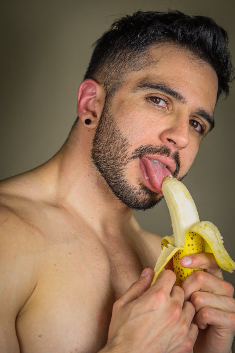 carlosmbosch4's tweet photo. 🍌 

📸 de werovaquero para la revista hombretestarudo 

#banana #platano #photoshoot https://t.co/qAxd4K35zw