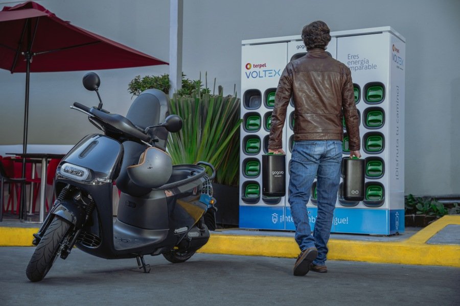AutosTopMagazin's tweet photo. AVANZA EL SISTEMA BATTERY SWAPPING PARA MOTOS ELÉCTRICAS
El modelo battery swapping o intercambio de baterías llegó a Colombia en 2024 de la mano de Terpel y las motocicletas Gogoro. #gogoro #Terpel @TerpelCol Leer más 👇🏻
https://t.co/e6athlDywB https://t.co/xWYctgafmQ