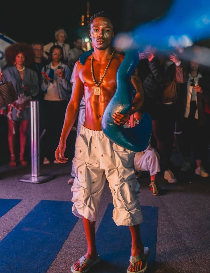 PortalRaro's tweet photo. "Minha forma de combater o preconceito é com arte, seja com música, e agora, aos poucos, na moda."

Raro via post do Instagram. https://t.co/C8S4ctiv8I