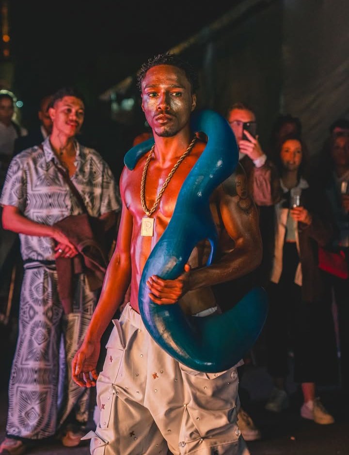 "Minha forma de combater o preconceito é com arte, seja com música, e agora, aos poucos, na moda."

Raro via post do Instagram.