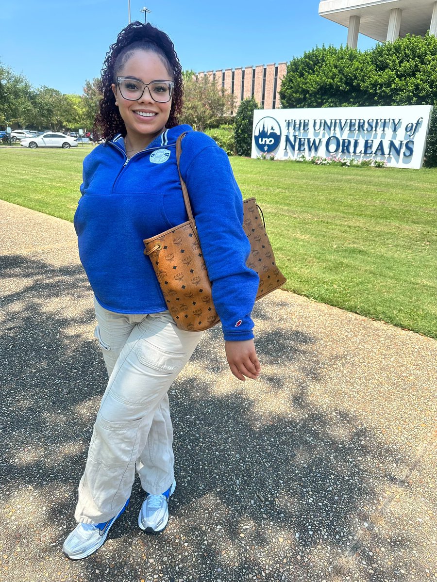 Tylorbrenae_'s tweet image. Manifesting with a minor in self-care and a major in the grind 🤍 📚 #JuniorYr🧠