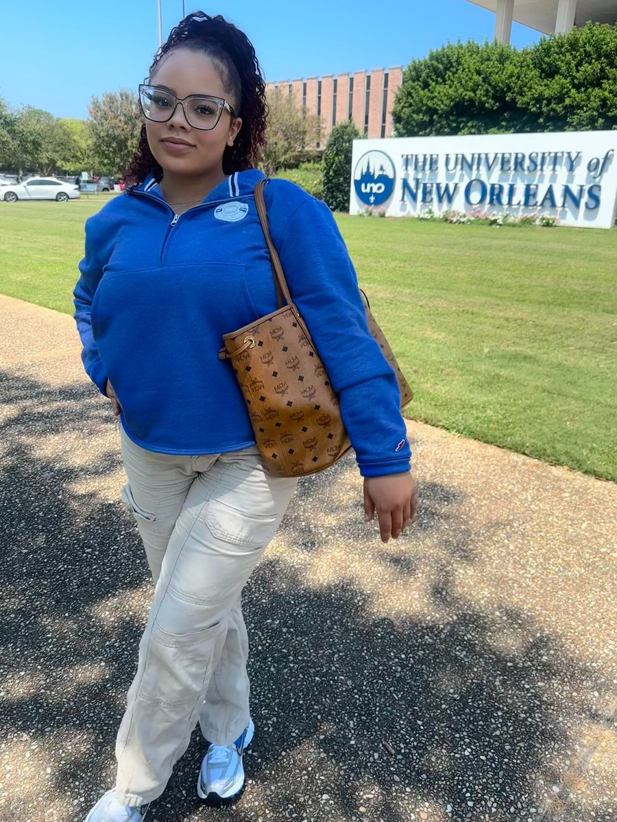 Tylorbrenae_'s tweet image. Manifesting with a minor in self-care and a major in the grind 🤍 📚 #JuniorYr🧠