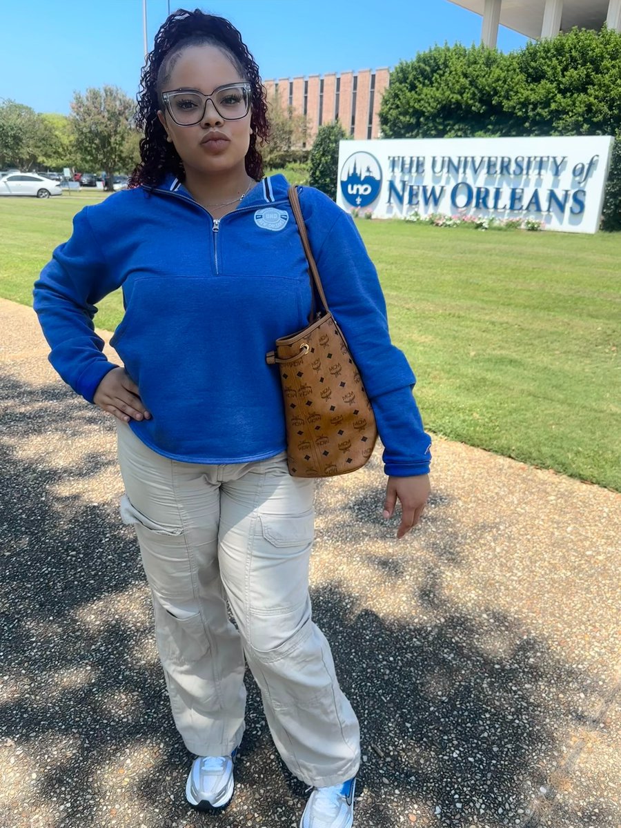 Tylorbrenae_'s tweet image. Manifesting with a minor in self-care and a major in the grind 🤍 📚 #JuniorYr🧠