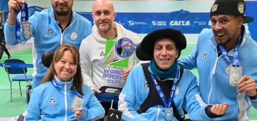 ARGENTINA SUMA DOS PLATAS EN LA COPA DEL MUNDO DE BOCCIA

LA DEPORTISTA PARALÍMPICA DE ENTRE RIOS, STEFANÍA FERRANDO, VOLVIÓ A BRILLAR EN EL ESCENARIO INTERNACIONAL AL CONQUISTAR DOS MEDALLAS DE PLATA EN LA COPA DEL MUNDO DE BOCCIA DISPUTADA EN CURITIBA, BRASIL, EN LA CATEGORÍA