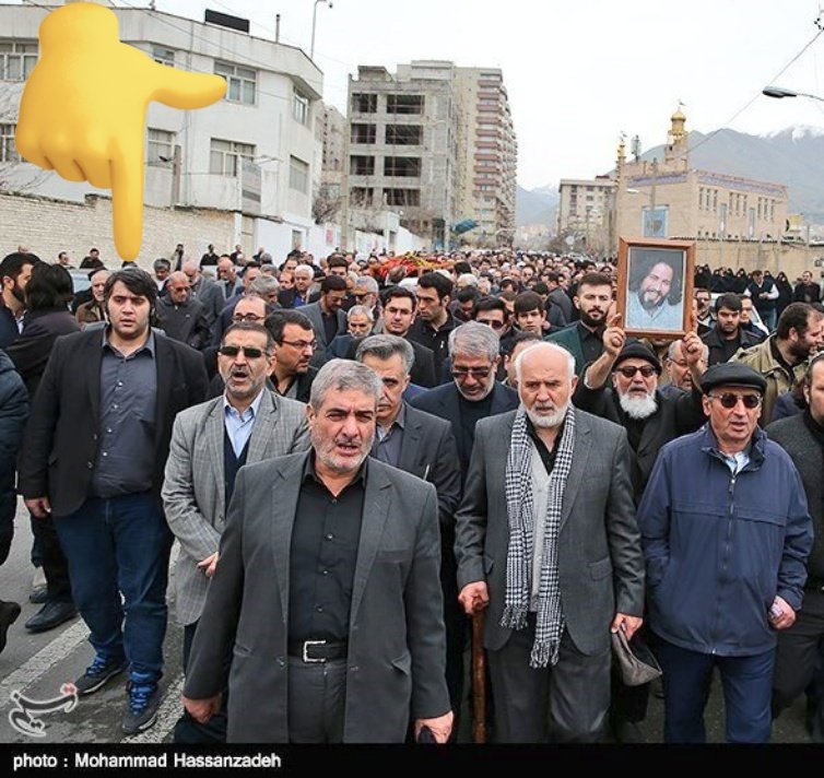 تا اینجا این رو در آوردم. یکسری دوستان گفتند ایشون با احمد توکلی روابطی دارد.

کاشف به عمل اومد این رفیق ساعت‌باز متخصص و خایمالمون با احمد توکلی روابط ندارند. ایشون نوه احمد توکلی است. نفر مشخص شده در عکس در مراسم تشییع فرزند احمد توکلی. شاید شما میدونستید، ولی من نه.