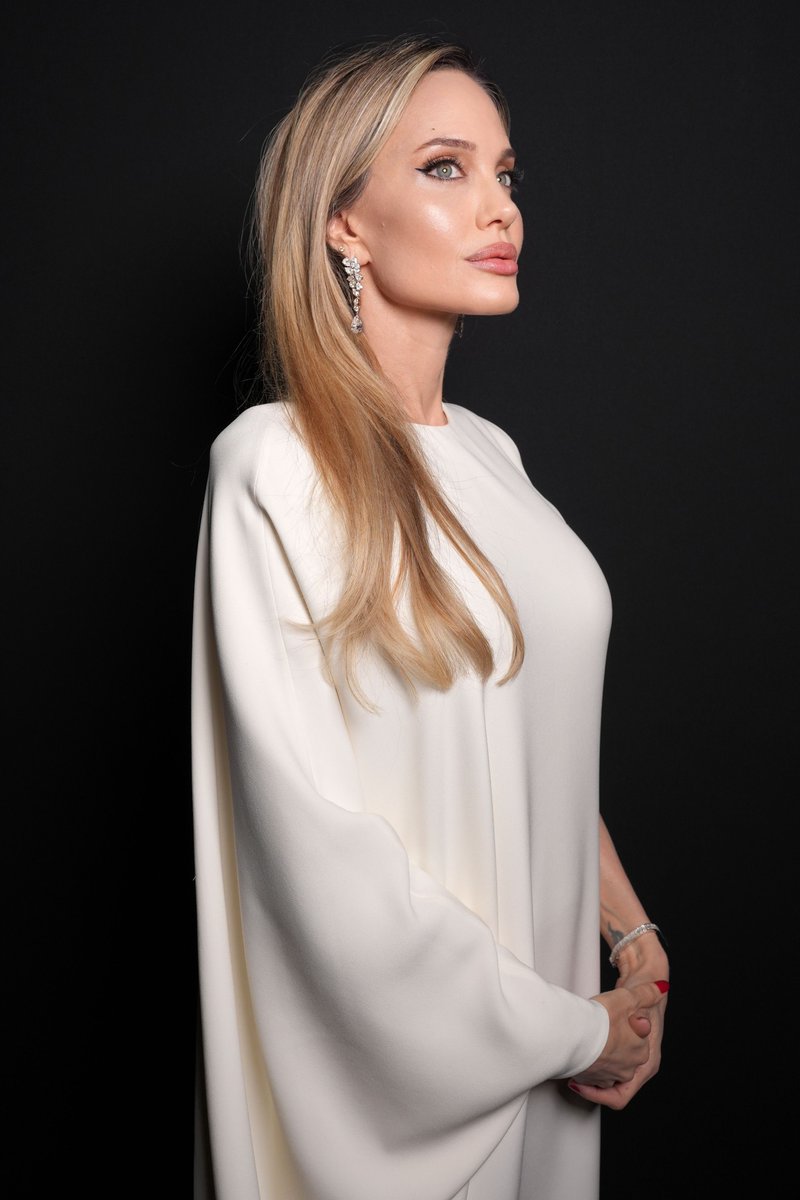 angelina’s face card in 4k.