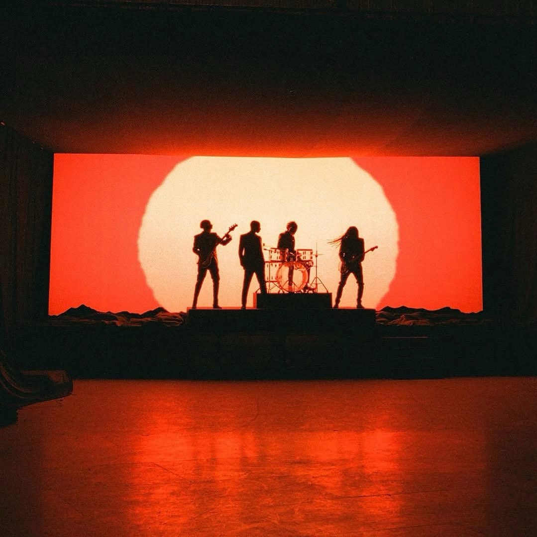 Indie5051's tweet photo. Foto histórica de Daft Punk, Pharrell Williams y Nile Rodgers grabando 'Get Lucky'. https://t.co/GIuInAiCPx