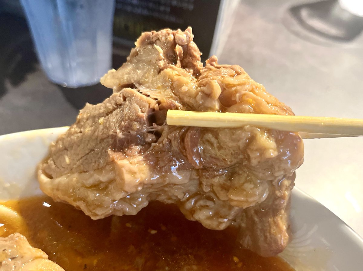 ■Hi-Fat Noodle BUTCHER'S
　@新小岩　2回目

約1年半ぶりのブッチャーズ💫

豚の出汁が出まくったつけ汁は
ラー油のコクも相まって、ランニング・
エルボードロップ並のウマさ😆💕

もちろん豚はフワトロの神豚❤️
今日も幸せ❤︎ご馳走様でした！！🍜🙏

▼つけ麺(300g、豚2枚)