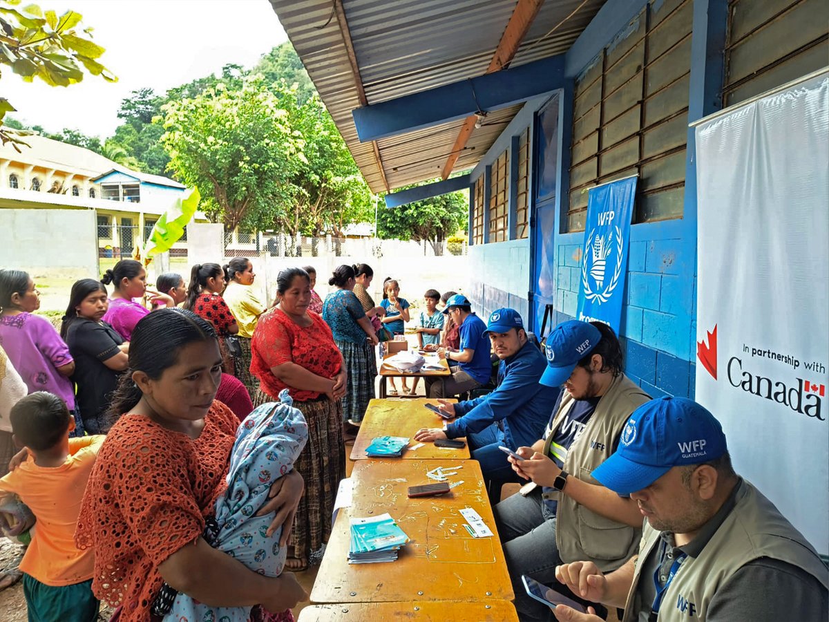 WFPGuatemala's tweet photo. En el #DíaHumanitario, acompañamos a quienes más lo necesitan.
Entregamos kits de alimentos y transferencias monetarias a más de 10,000 personas con inseguridad alimentaria y desnutrición aguda.
Gracias a la @CanadaDev por su compromiso.  #ActuarPorLaHumanidad https://t.co/N96v8g37US