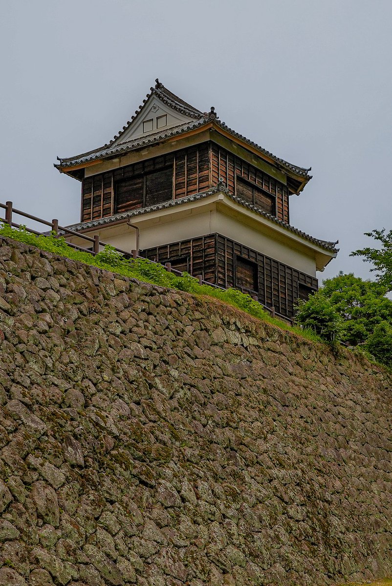 tabi_samurai_'s tweet photo. 「日出城 櫓と石垣」

日出城趾の鬼門櫓

日本で唯一、
北東（鬼門）に残る櫓という

別府湾を望む石垣も特長

#hijicastle #oita #castle
#日出城 #大分 #城 https://t.co/ocf2NMNGaR