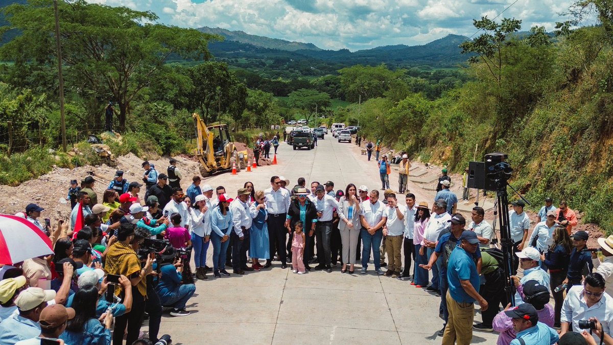Hector Manuel Zelaya Castro (@hectorzelaya) on Twitter photo Hoy iniciamos la mañana supervisando, junto a la Presidenta <a href="/XiomaraCastroZ/">Xiomara Castro de Zelaya</a>, la construcción de la carretera Talanga–Cantarranas, estratégica para el comercio y la movilidad de nuestra gente en Olancho, El Paraíso y Francisco Morazán, porque conecta la agroindustria ganadera y la Hoy iniciamos la mañana supervisando, junto a la Presidenta <a href="/XiomaraCastroZ/">Xiomara Castro de Zelaya</a>, la construcción de la carretera Talanga–Cantarranas, estratégica para el comercio y la movilidad de nuestra gente en Olancho, El Paraíso y Francisco Morazán, porque conecta la agroindustria ganadera y la