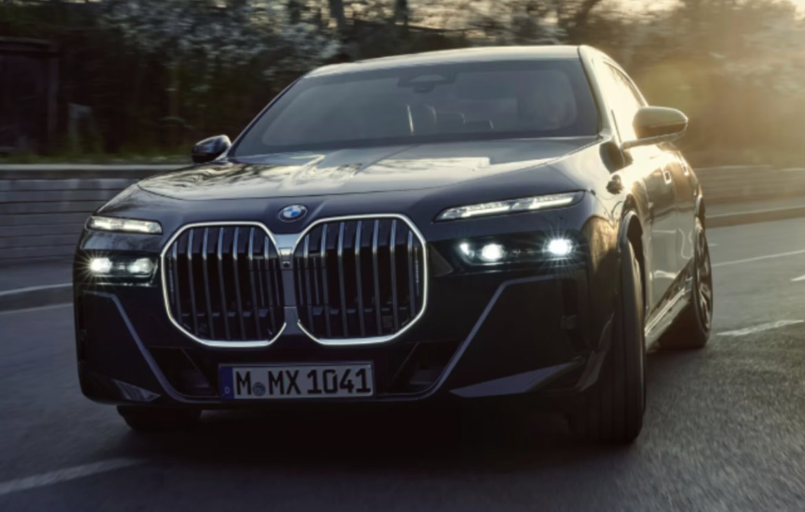 Aby panu Nawrockiemu wygodniej się jeździło wybrał on dla siebie samochód BMW 7 Protection. Cena 2 mln zł.

 Za dwie bańki? I to niemiecki? Noż dajcie spokój.