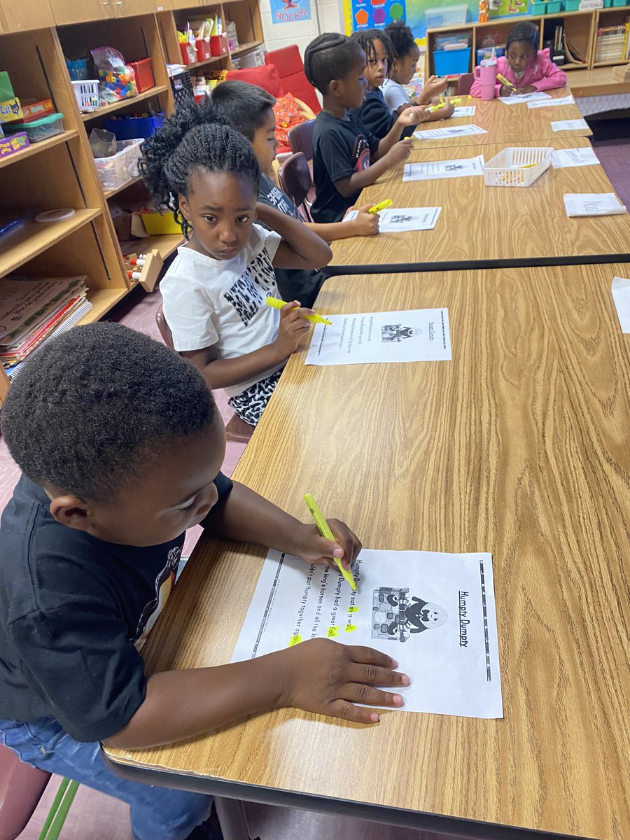 JFo30228's tweet image. Writing narratives and highlighting elements of poetry make a day brighter!  #UnlockPotential #WeAreRacers @RCE_HCS