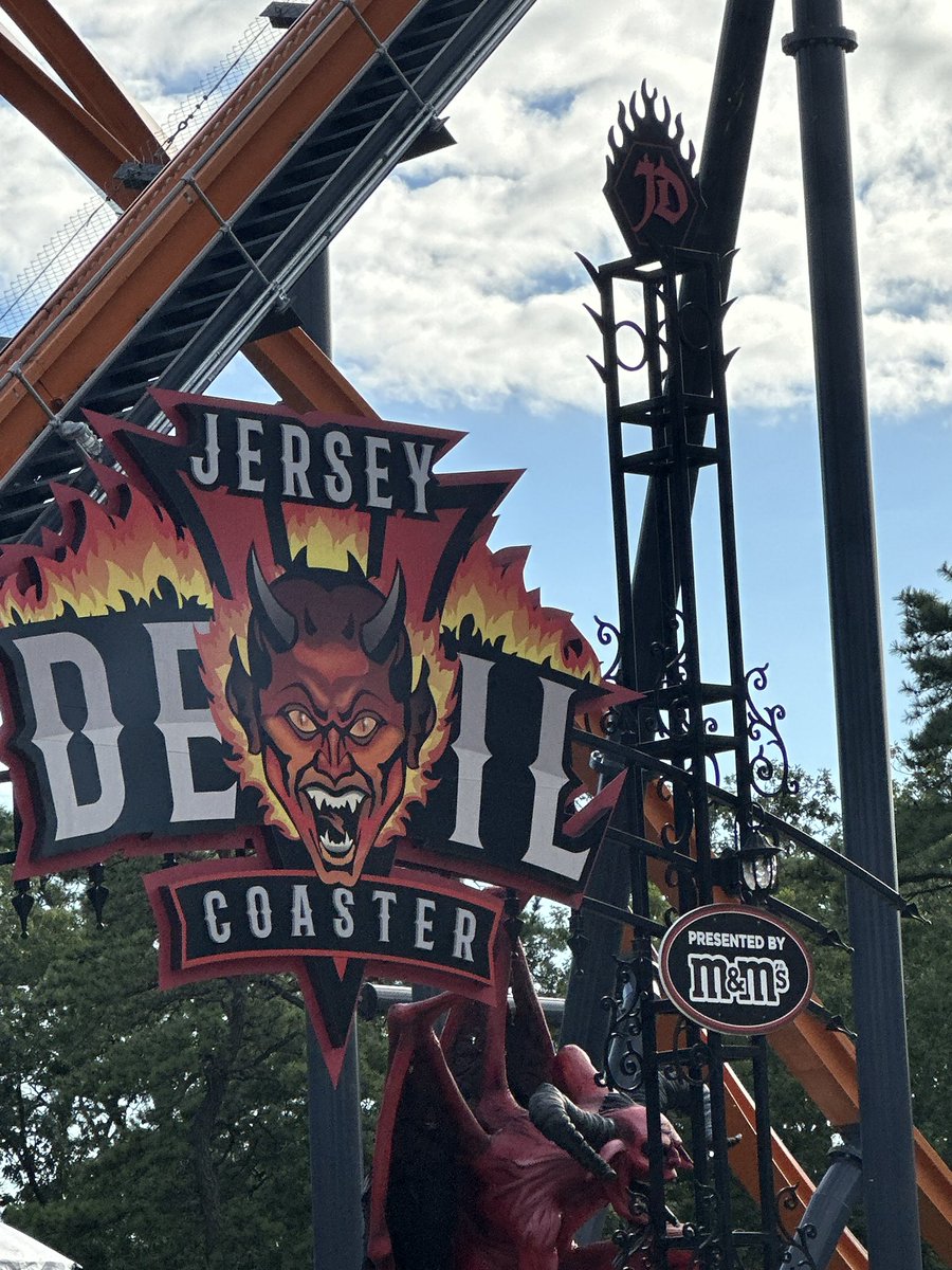 KimuraCarter's tweet photo. Does the devil like M&Ms? #thrillitup #gosixflags #sixflags https://t.co/ENLnTemKj5