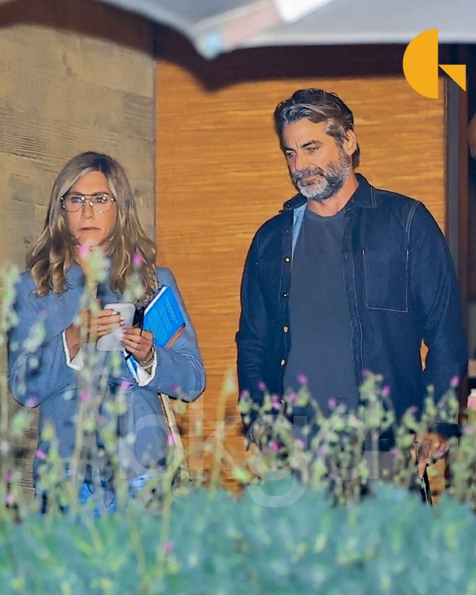 BackgridUS's tweet photo. #JenniferAniston stepped out with her new boyfriend, #JimCurtis for a dinner date at Nobu in Malibu, where they joined longtime friends #CourteneyCox and #JohnnyMcDaid
Aniston kept it casually chic in a gray blazer, jeans, and glasses, while Cox opted for a denim jacket and a black ensemble. The couples were seen leaving the restaurant together after their evening out.
📷: @backgrid_usa
For licensing inquiries, please email us at usasales@backgrid.com
#backgrid