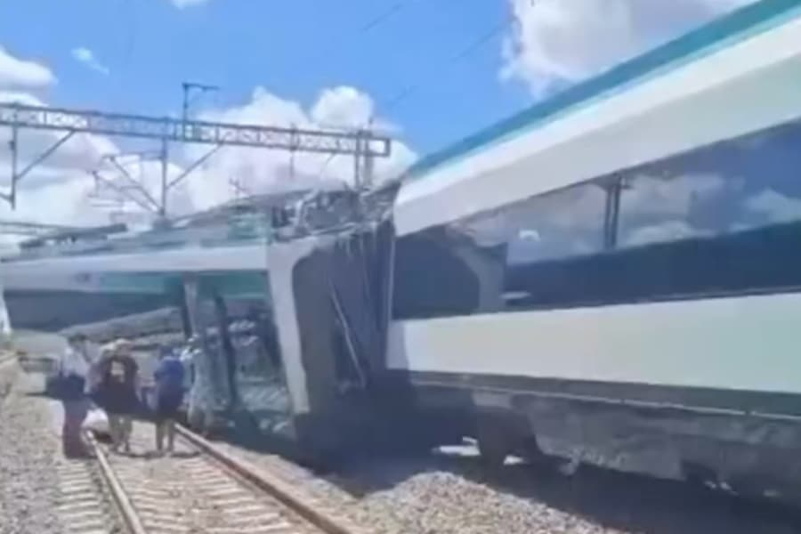 Region_Global's tweet photo. #ÚLTIMAHORA Vagón del Tren Maya se descarriló este martes en la estación de Izamal, en el Tramo 3 de la ruta Mérida–Cancún. No se reportaron personas lesionadas. En marzo de 2024, otro vagón se salió de la vía en el municipio de Tixkokob, Yucatán
https://t.co/f2RRkKLC1E https://t.co/mEuZm1ywy9