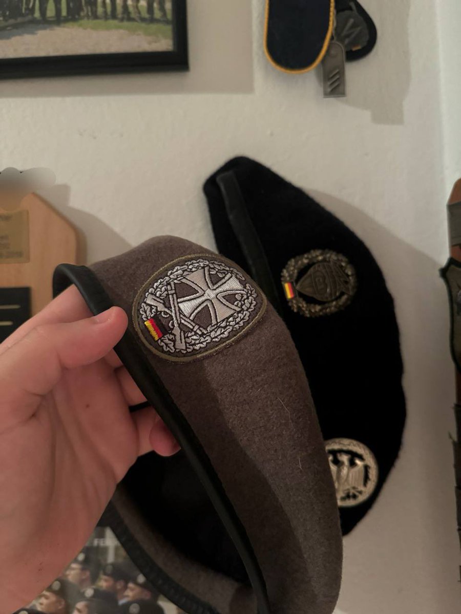 Habe ein Barrett der #Heimatschutzdivison bekommen. Vielen Dank dafür💪🏻✨

Auch wenn ich es nicht offiziell tragen kann, kommt es gleich neben mein altes (und erstes) vom Kommando CIR