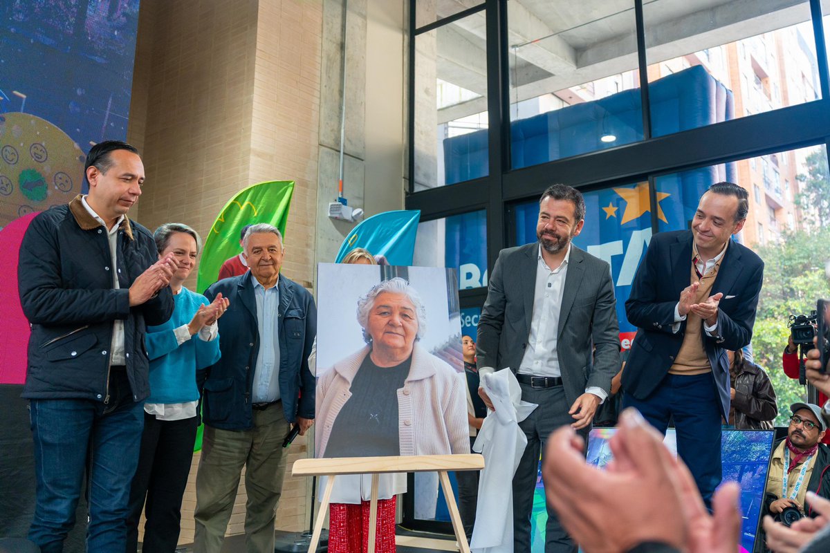 El exalcalde <a href="/luchogarzon/">Lucho Garzón</a> me ha enseñado muchas cosas. Una de ellas: en la gestión pública se debe construir sobre lo construido y reivindicar siempre la memoria y los afectos.

Hoy vivimos un momento conmovedor: <a href="/Educacionbogota/">Secretaría de Educación de Bogotá</a> entregó la sede Eloísa Garzón del Colegio