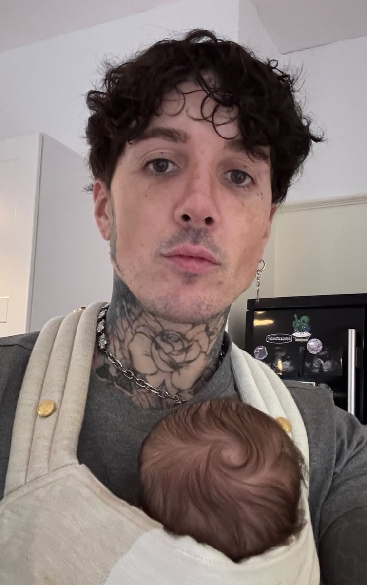 meu herói não usa capa ele usa roupinha canguru pra andar com o Sykes junior da Silva no colo