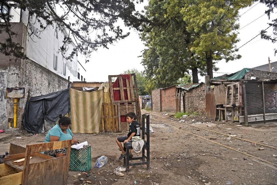 Tucumán. 30 años después todo sigue igual. Solo promesas.

Av. Sarmiento y Marco Avellaneda, vías del Ferrocarril Belgrano, casi pleno centro de  la ciudad.

Peronismo explícito.