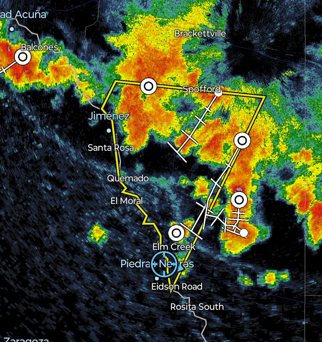 weatherwatchpn's tweet photo. Imagen de radar muestra una línea de tormentas llegando al condado de Maverick. Algunas de estas tormentas podrían ser severas. Atentos a posible afectación en Piedras Negras en las siguientes horas. https://t.co/cuTGNm2gRz