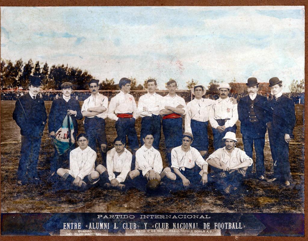 Cada foto, guarda una historia, y esta es parte de nuestros primeros pasos como el glorioso Club Nacional de Football 🙌🏻

📸 En el Día Internacional de la Fotografía homenajeamos a quienes con su lente, supieron inmortalizar la historia Tricolor 🔵⚪🔴