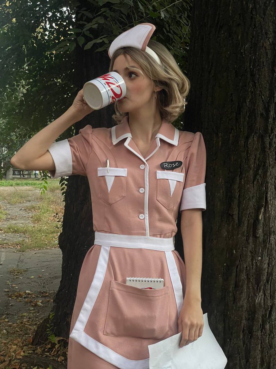 The only photos I haven’t posted of my Rose cosplay left are now some phone pics done at a con by <a href="/DarkyCosplay/">Darky</a> 💀💀💀

Miss being my babygirl so much!! Really gotta to some new content soon 😭🩷🩷

#RMD30 #Alanwake2 #Alanwake #alanwakecosplay #rosemarigold #rosemarigoldcosplay