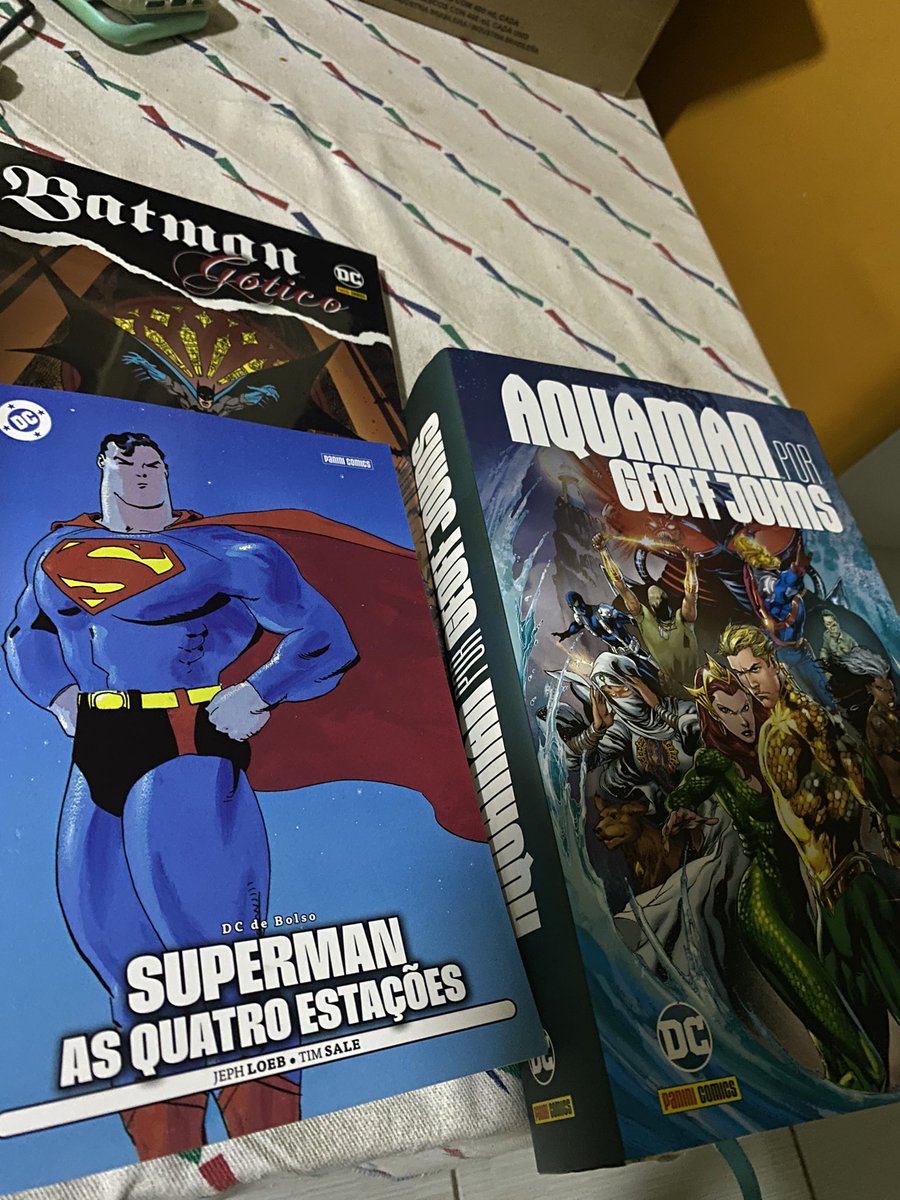 Pqp pela imagem nem dá pra ter tanta a referência mas puta merda esse Omnibus de Aquaman é um puta tijolo