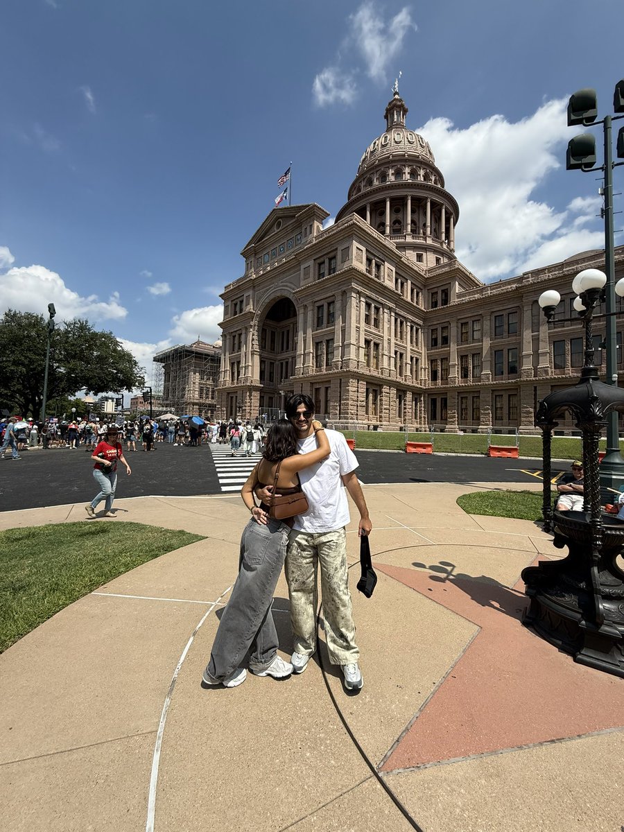 Izco18's tweet photo. Nicole y yo por Texas https://t.co/z5JOXXhOWe