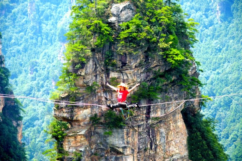 ChangShaDaily's tweet image. With #exotic peaks as the #backdrop and a #slackline as the #stage, the "#King of #Asia" 1,000-Meter High-Altitude Slackline #Championship kicked off on #August 18 at Huangshizhai #Scenic #Area in #Zhangjiajie National #Forest #Park. Twenty top slackliners from 10 countries,