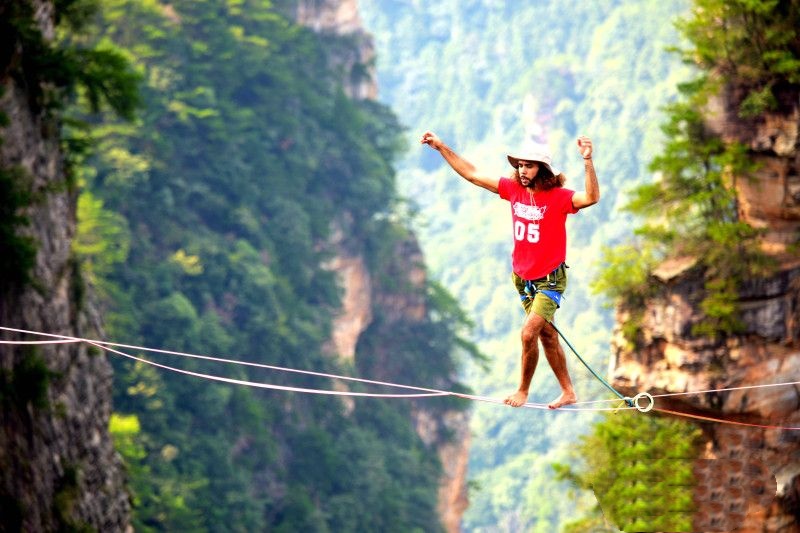 ChangShaDaily's tweet image. With #exotic peaks as the #backdrop and a #slackline as the #stage, the "#King of #Asia" 1,000-Meter High-Altitude Slackline #Championship kicked off on #August 18 at Huangshizhai #Scenic #Area in #Zhangjiajie National #Forest #Park. Twenty top slackliners from 10 countries,