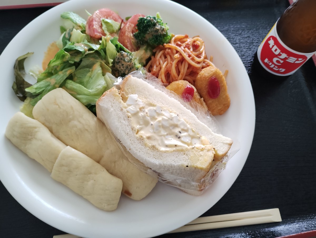 今日のランチは🥝メロンスティック🥝たまごサンド🥝オロナミンC🥝サラダ🥝チキンナゲットでした❣️「元気はつらつ・オロナミンC」がとても懐かしい味でした😋8/24まで「におい展」なるイベントがノルベサ3Fでやっています！偉人にまつわる匂いや香水に必須のカメムシの成分等、色々楽しそうです！🌻🪲