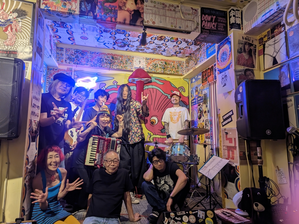 2025年8月19日 東京・阿佐ヶ谷mogumogu 「新しいの再びのvol.2」 それぞれの出演が全く違うスタイルなので楽しい組み合わせだった。 salyuckたちの珍しい楽器、紅絹たちのゆかさんの生まれて4回目のギター、そしてソフビスたちのエビ沢さんのすごい声。