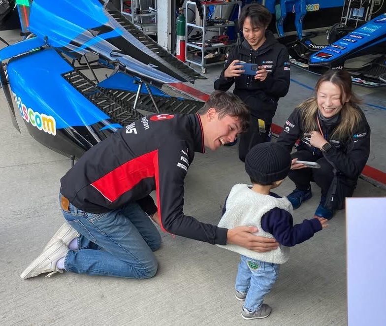 무릎까지 꿇어가며 눈맞춤 해주려는 남자를 안좋아하는건 어떻게 하는건데?