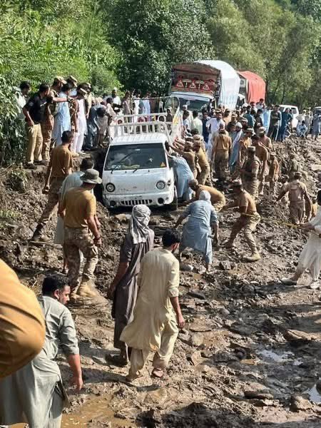 دنیا کی کسی فوج کو آپ نے بالٹیاں اٹھا کر عوام کے گھروں اور گلیوں سے پانی نکالتے، بیلچے گینتیاں اٹھا کر عوام کے لیے نالیاں بناتے، راستوں سے کیچڑ صاف کرتے دیکھا ہے؟ 🤔🤔